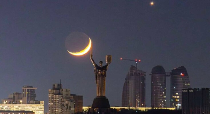 Батьківщина-Мати, Київ, місяць, фото із соцмереж