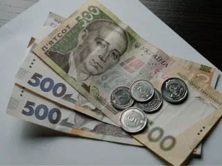 Пенсіонер із гривнями в руках
