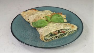 Млинці зі шпинатом під соусом бешамель: фото скрін Ютуб