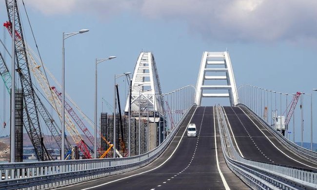 Чайкам на сміх: у мережі показали, що лишилося від Кримського мосту