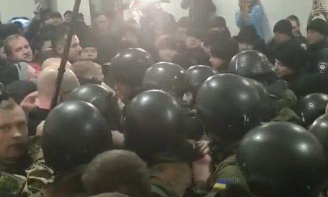 Підозрювана у вбивстві Шеремета забарикадувалася в залі суду: поліція і нацгвардія розпочали штурм