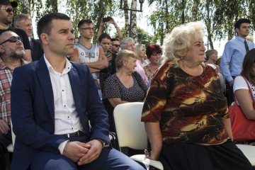 Зажравшийся депутат от БПП засыпал долларами пляж в Одессе: видео