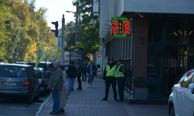Доллар по 30: что будет с гривной и стоит ли украинцам скупать иностранную валюту