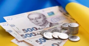 Базова соціальна допомога: гривні в руках