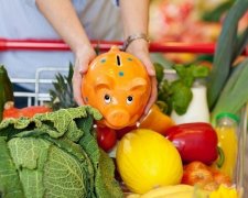 Українці заощаджують на продуктах першої необхідності
