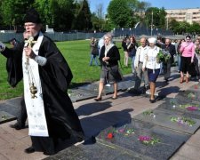 Головного комуніста Львова "пригостили" кефіром