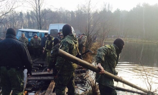 Закопаємо в болоті: рівненські копачі бурштину погрожують копам
