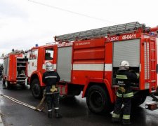 Загорілася вантажівка біля зупинки у Вінниці