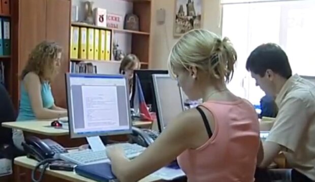 Офисные работники. Фото: скриншот Youtube