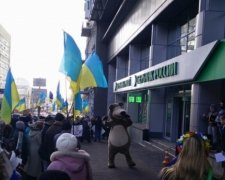 Сбербанк обмежив зняття готівки після погрому