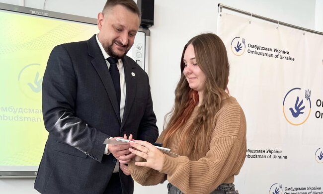 Уперше на Житомирщині: школярі присягнули стати "Омбудсманами" і захищати права дітей