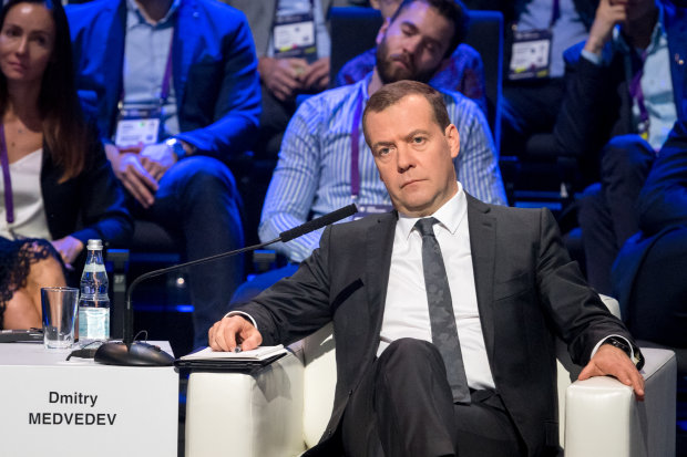 Медведев признал свое бессилие и пожаловался россиянам на Зеленского: "Все в его руках"