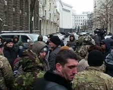 Бойцы Иловайска митингуют под Администрацией президента