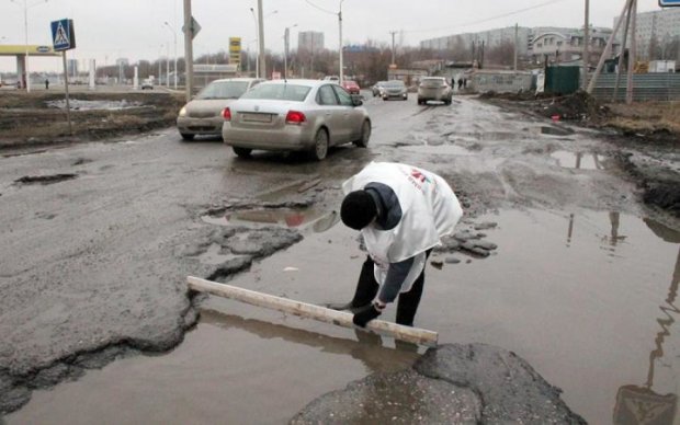 Традиційна українська дорога: в мережі показали, як виглядає в’їзд у пекло