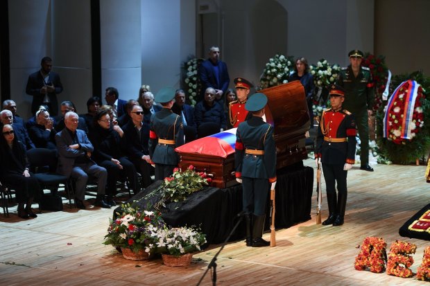 Траурний шпагат: Волочкова перетворила поховання Кобзона на дике шоу