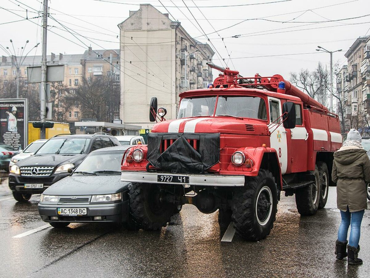 В Киеве пожарная машина провалилась под асфальт - ЗНАЙ ЮА