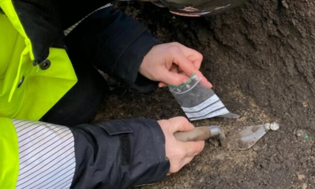 Человек, который достает монеты