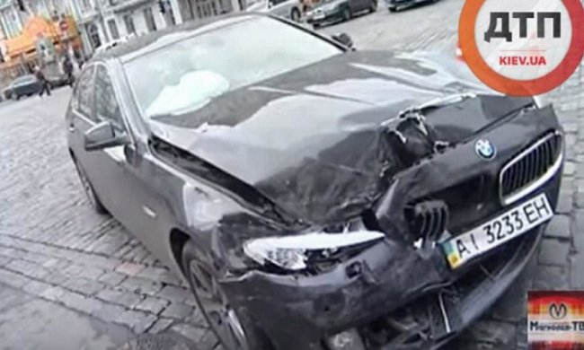 ДТП на Жилянській: Volkswagen проїхав на червоний і розбив три авто (фото)