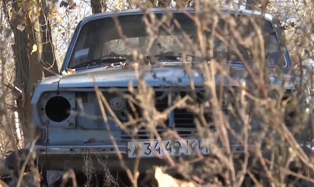 Покинута машина в лісі, кадр з сюжету "Джедаї"