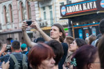 Кінотеатр "Київ" оточив розлючений натовп, повітря попахує небезпекою: що вимагають люди