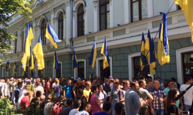 Киянину дісталося за плакат із Порошенком: відео
