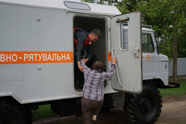 На Прикарпатті не вщухає потоп, українці рятують найцінніше — спершу вагітні