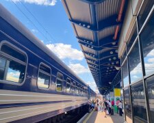 Перон, вагон, поезд, "Укрзалізниця"