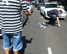 Чиновник убегал от копов, выбрасывая пачки денег из окна: фото