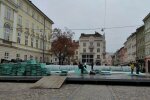 Свято наближається: у Львові встановлюють ковзанку, відчуй себе дитиною