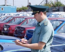 Українцям дозволили не розмитнювати автомобілі 