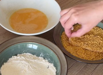 Куриные отбивные и кукурузной крошки, кадр с видео