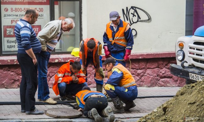 Українців обурили п'яні співробітники комунальної сфери: "Байдикують і матюкаються на весь двір"