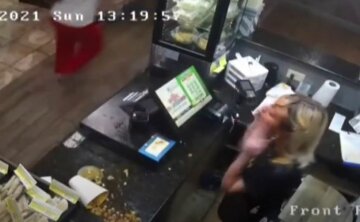 Американка вилила суп в обличчя менеджеру, скріншот: YouTube