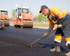 Ви не повірите! Українцям пояснили, чому асфальт на дорогах "тане" разом зі снігом