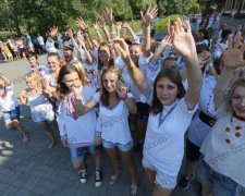 Молоді запорожці влаштували танцювальний флешмоб (фото)