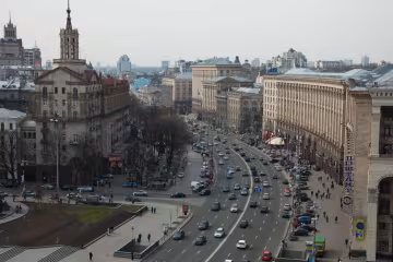 На Крещатике стеклянный дождь осыпался прямо на киевлян, очевидцы обалдели: "Жесть"