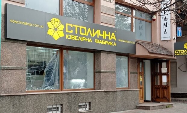 В Мукачево разбили витрину ювелирного магазина, фото prozak.info