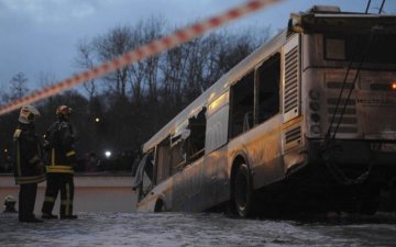 Автобус снес толпу пешеходов, людей развозят "скорые"