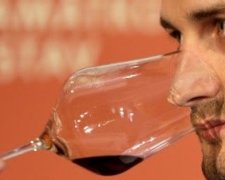 Алкоголіками стають через великі келихи