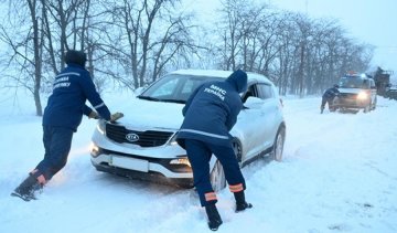 Рятувальники Миколаєва допомагають розчищати дороги (фото)