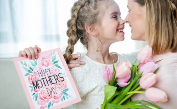 День матері: яскраві та зворушливі листівки зі святом