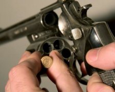 Підлітки зіграли в російську рулетку, один виграв: фото 18+