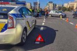 У Києві авто відкинуло у натовп, швидкі розвозять людей: моторошне відео