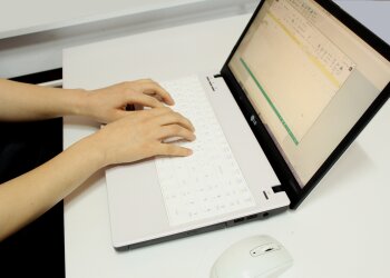 робота за ноутбуком, фото Pxhere