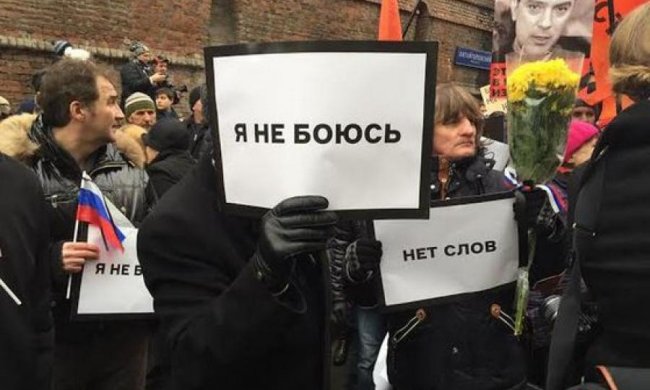 Десятки тысяч россиян вышли на антипутинские марши