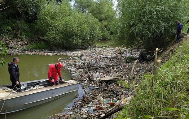 З річок Закарпаття виловлюють сміття замість риби, затори на 5 метрів: "Це Індія?"