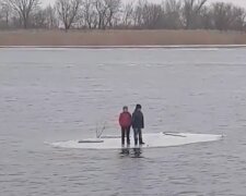 Дети оказались на льдине посреди Днепра, кадр из видео