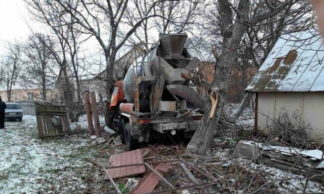 Снес забор и врезался в дерево: под Киевом бетономешалка слетела с дороги в частный сектор, есть погибший