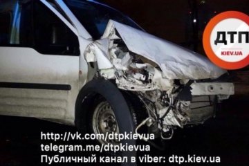 Водій Ford протаранив одразу дві машини в Києві