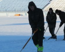 ФК "Зірка" на тракторі та з лопатами прибирає сніг з поля (фото)